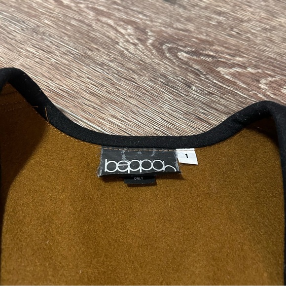 Vintage Beppa Wool vest with geometric designs - Picture 5 of 9